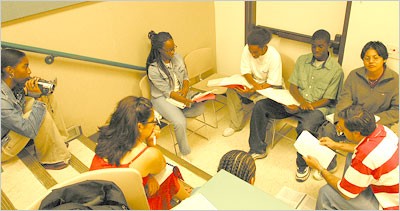 Students discuss their reading in a breakout group during one of the seminar lecture sessions. Students discuss their reading in a breakout group during one of the seminar lecture sessions.